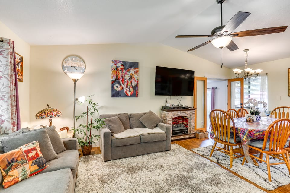 Hot Tub, Dog-Friendly Yard! 3-Acre Redding Retreat House in Redding