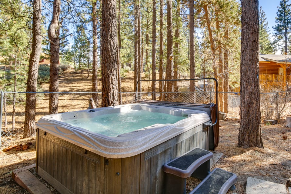 2 Mi to Lake & Skiing: Big Bear Family Cabin House in Big Bear