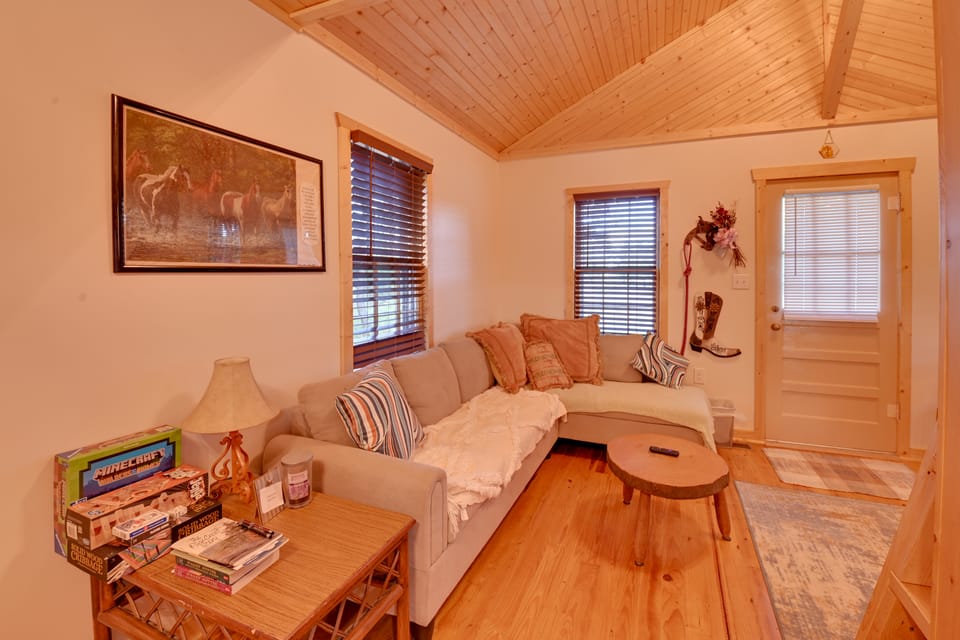 Cozy Beattyville Cabin w/ Fire Pit House in Kentucky