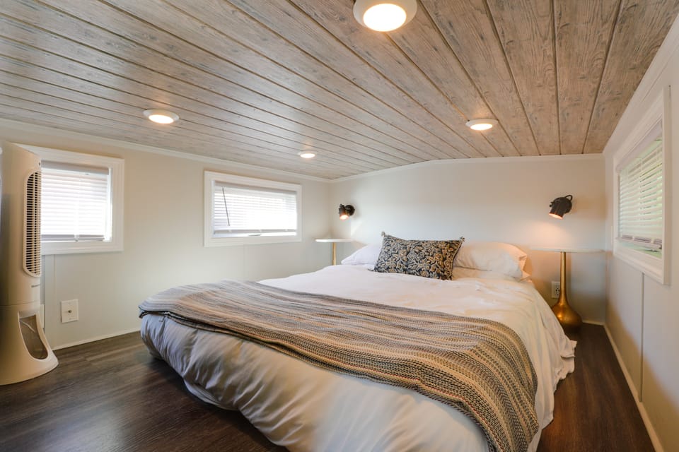‘The Merlot Bungalow’ Defiance Tiny Home on Trail Apartment in Ozark Mountains