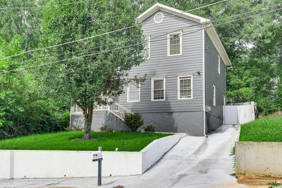 Walk to Mercedes-Benz! Centrally Located ATL Base House in Atlanta