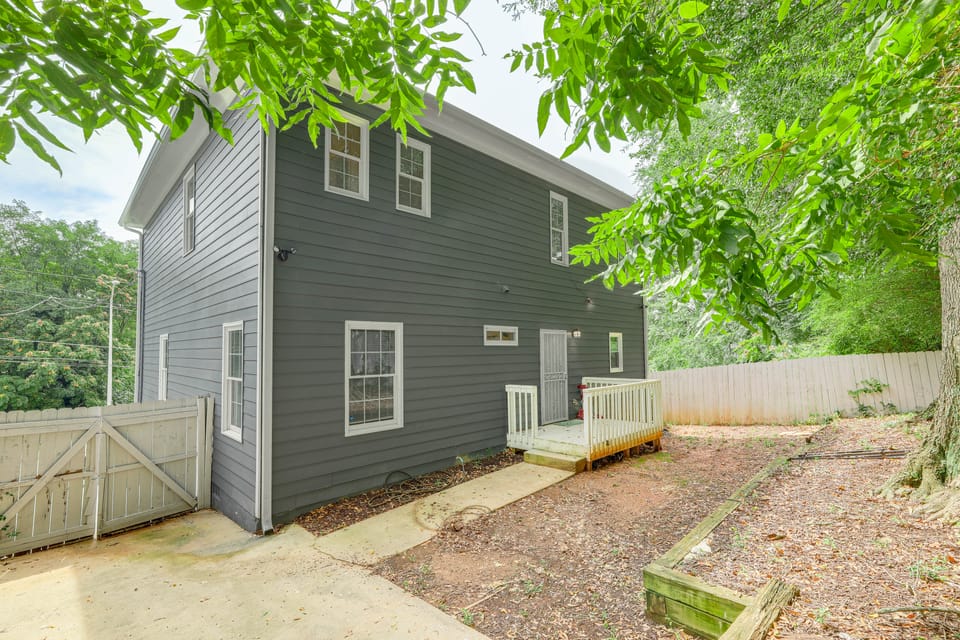 Walk to Mercedes-Benz! Centrally Located ATL Base House in Atlanta