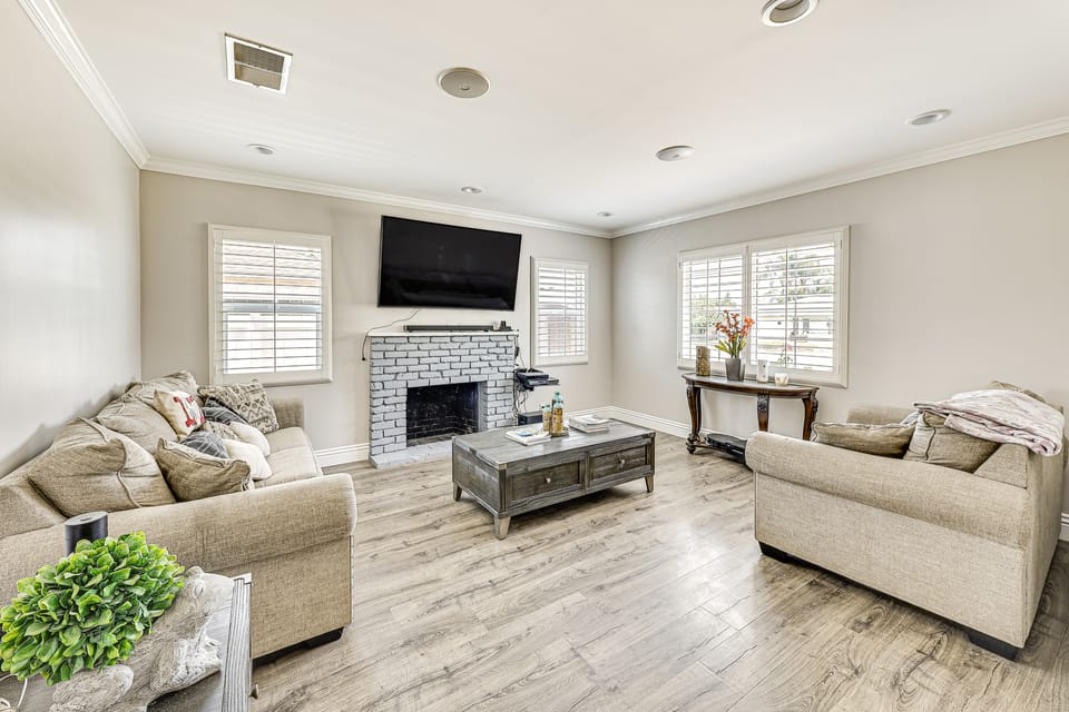 Game Room, Pool! Family Home 25 Mi to Disneyland House in West Covina