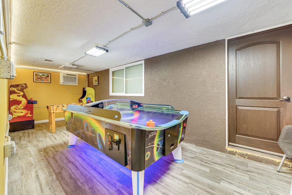 Game Room, Pool! Family Home 25 Mi to Disneyland House in West Covina