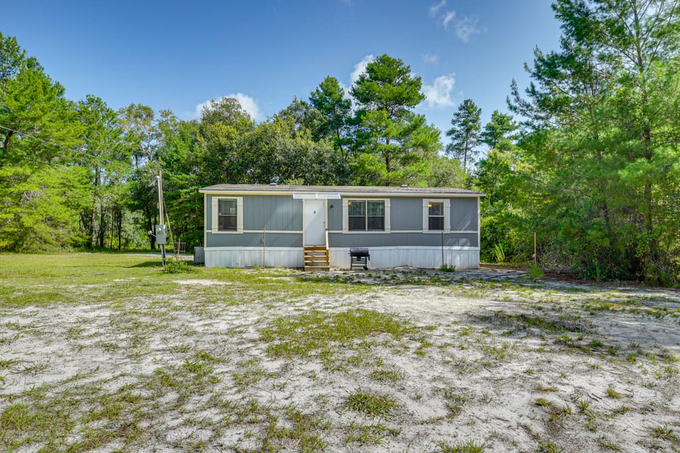 Crescent City Home w/ Charcoal Grill: Near 3 Lakes House in Florida