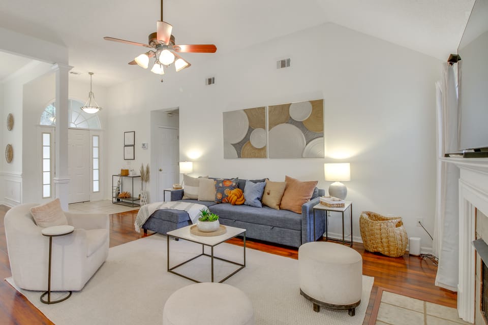 Fenced Yard & Projector! Savannah Family Retreat House in Savannah