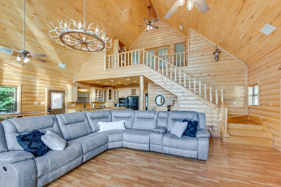 Lakefront Gladewater Retreat w/ Dock + Hot Tub! House in Texas