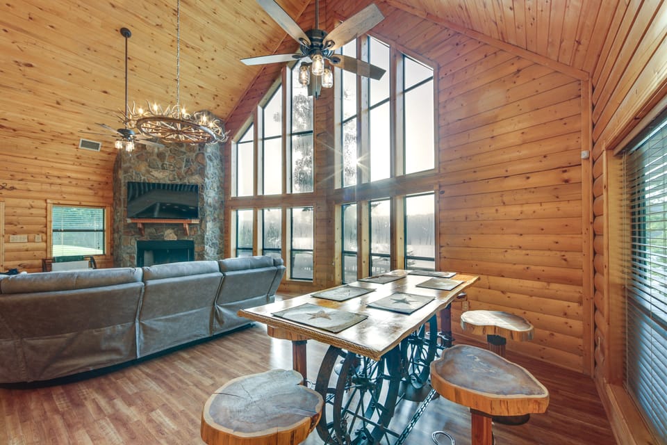 Lakefront Gladewater Retreat w/ Dock + Hot Tub! House in Texas