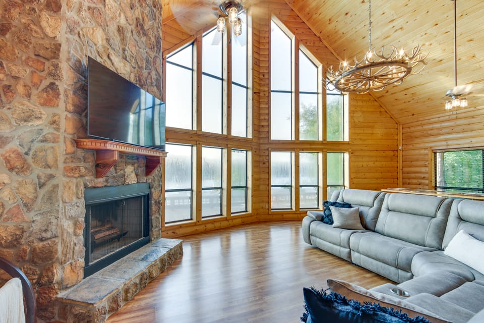 Lakefront Gladewater Retreat w/ Dock + Hot Tub! House in Texas