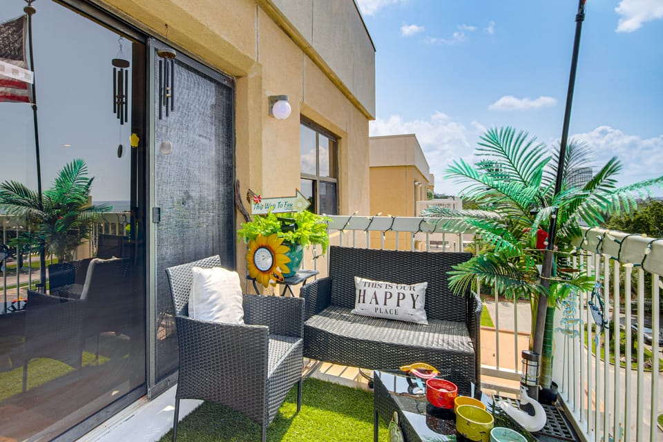 Waterfront Biloxi Condo: Gulf-View Balcony! Apartment in Biloxi