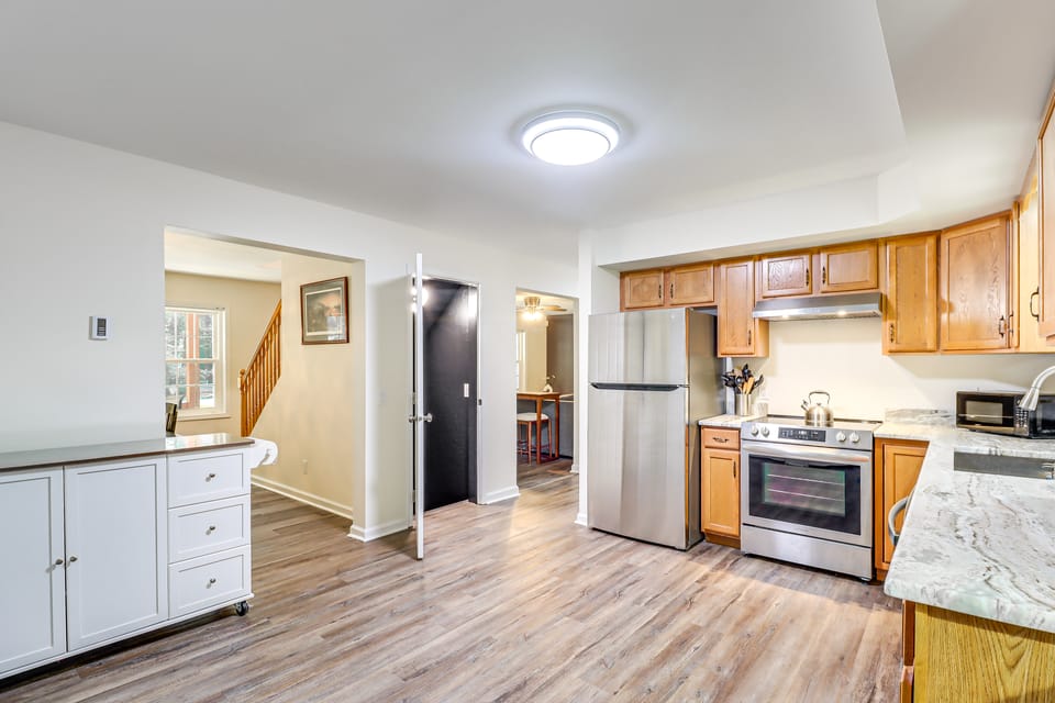 7 Mi to Big Boulder: Resort-Style Poconos Retreat House in Tunkhannock Township