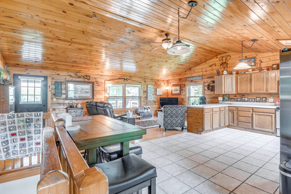 Picturesque Phoenix Vacation Home on Oswego River! House in New York