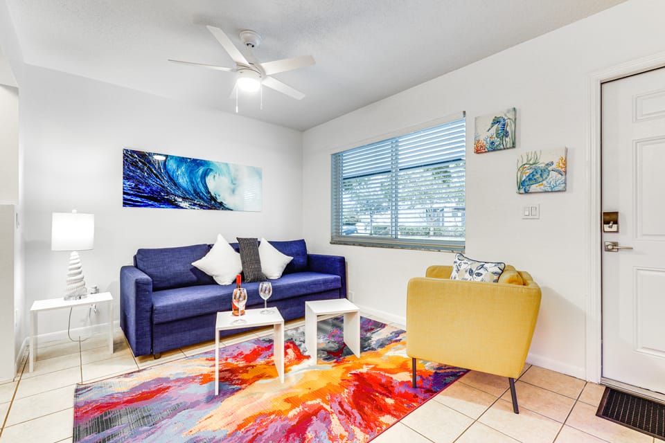 2 Mi to Dtwn Hollywood: Vibrant Pet-Friendly Condo Apartment in Hallandale Beach