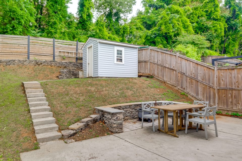 Arlington Townhome w/ Furnished Patio! Apartment in Arlington