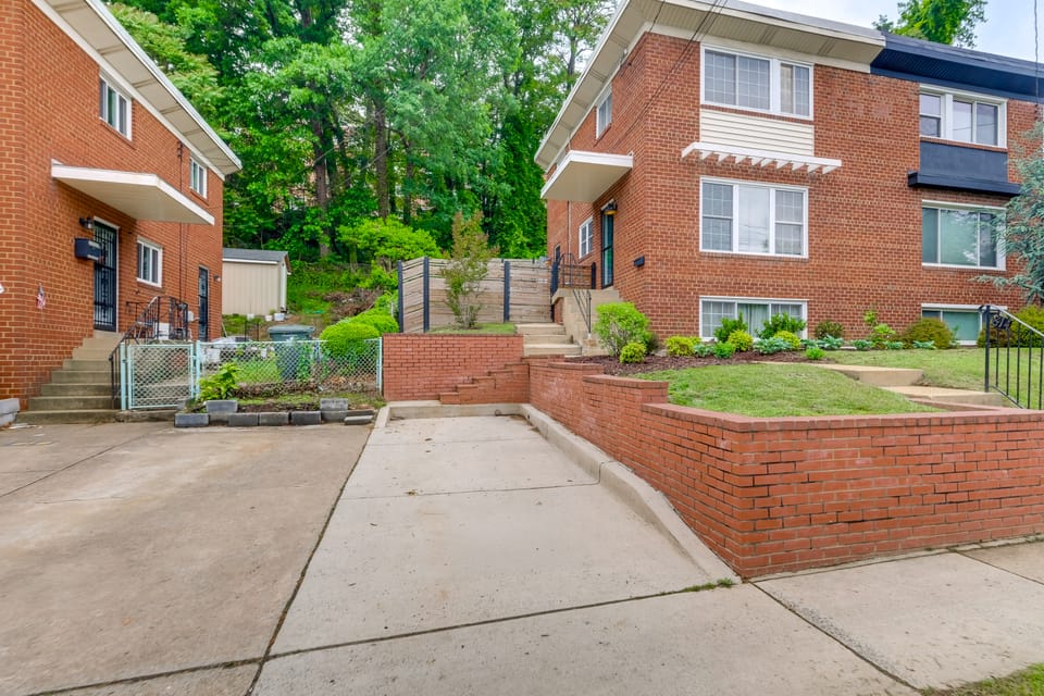 Arlington Townhome w/ Furnished Patio! Apartment in Arlington