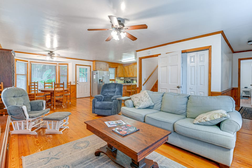 Half Mile to Beach: Murrells Inlet Home w/ Deck! House in Garden City