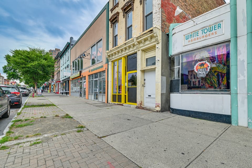 Walk to Dtwn Albany! Extended Escape w/ Deck Apartment in Albany