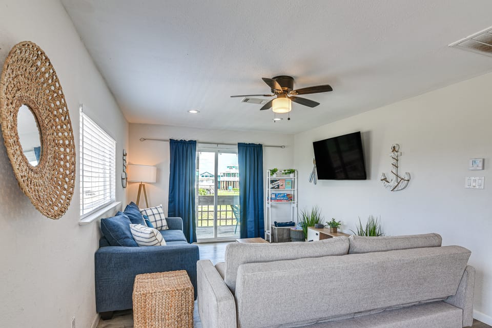 Walk to Sand: Surfside Beach Getaway w/ Deck House in Surfside Beach