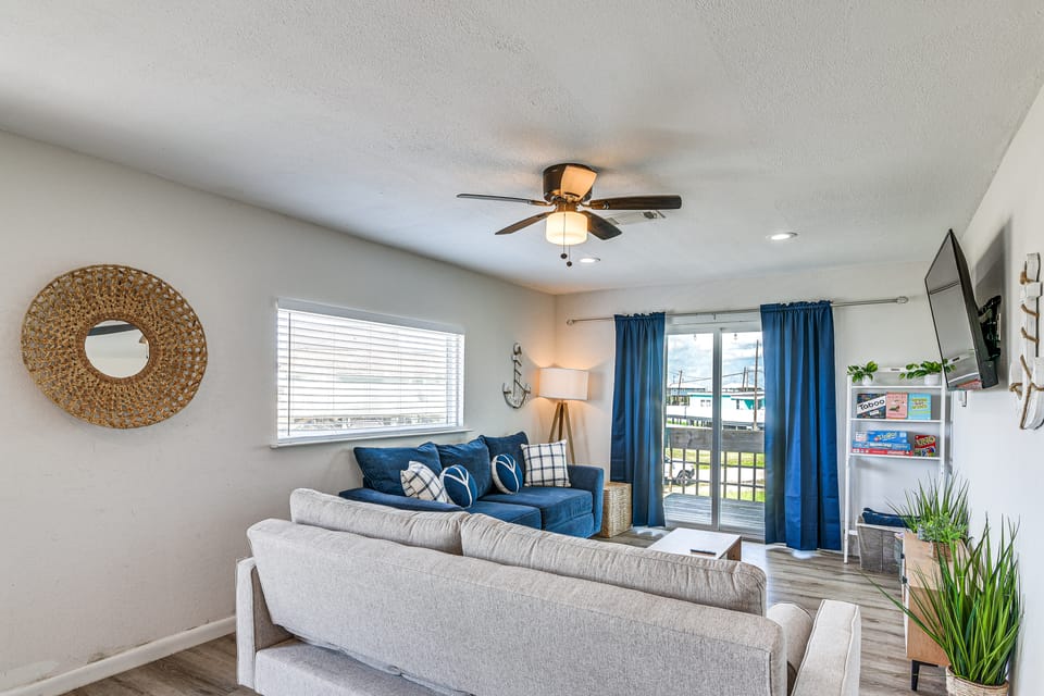 Walk to Sand: Surfside Beach Getaway w/ Deck House in Surfside Beach