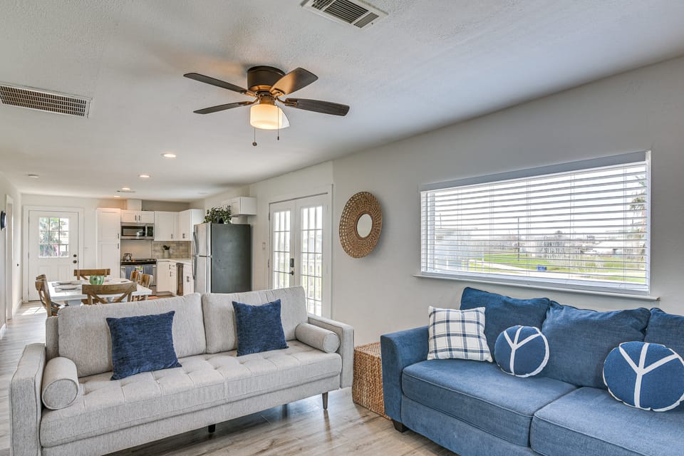 Walk to Sand: Surfside Beach Getaway w/ Deck House in Surfside Beach