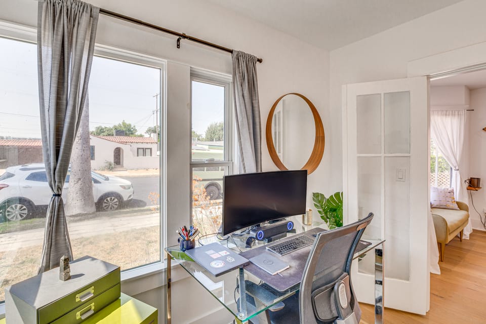 7 Mi to DTLA! Family Home w/ Furnished Deck House in Eagle Rock