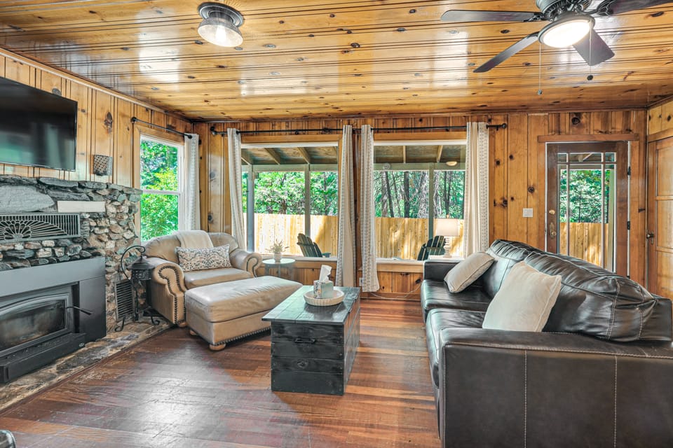 Walk to Winery: Cozy Cabin w/ Fire Pit in Murphys House in Murphys