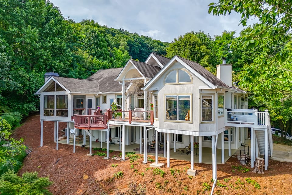 Million-Dollar Views & Patio: Hiawassee Hideaway House in Chatuge Lake