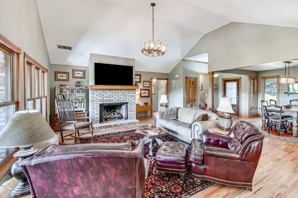 Mountain & Waterfall Views: Stunning Dahlonega Gem House in White County