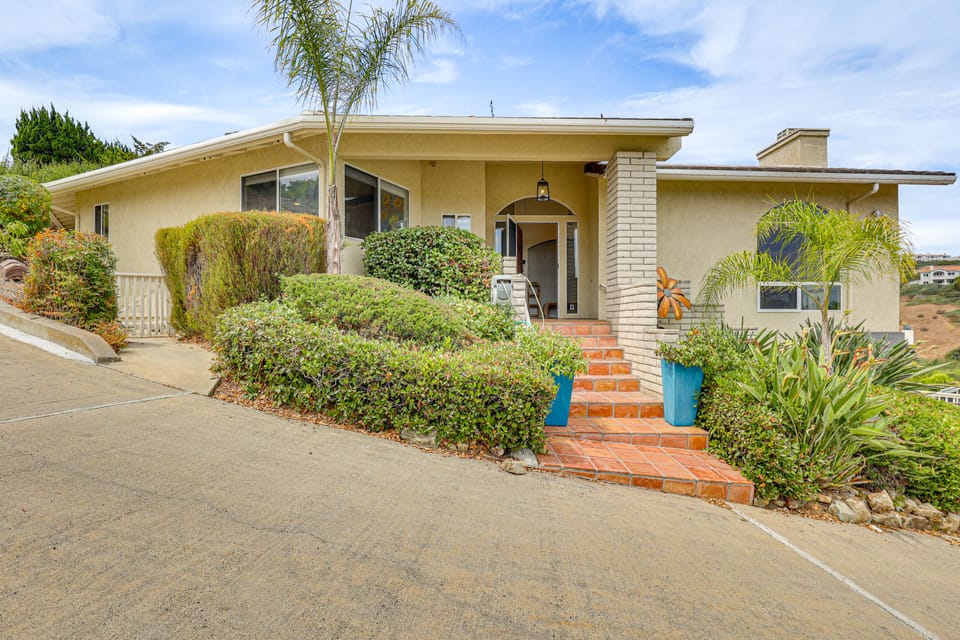 San Marcos Getaway w/ Deck & Lake Views! House in Lake San Marcos