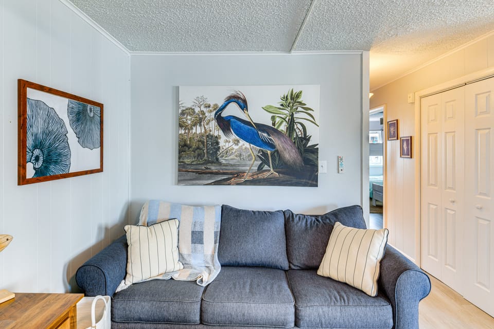 1 Mi to Jolly Roger! Poolside Family Retreat Apartment in Ocean City