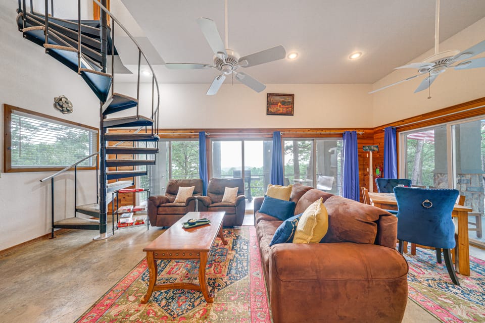 Broken Bow Escape w/ Mountain Views & Pool Access! House in Oklahoma