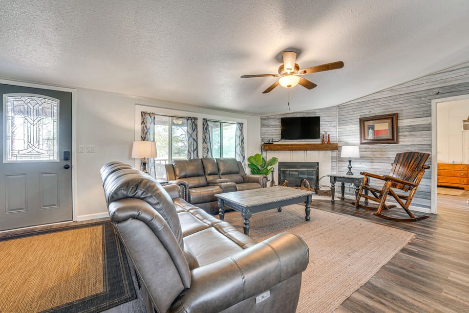 Trails, Creek & Wildlife: Country Harwood Retreat House in Rio Grande