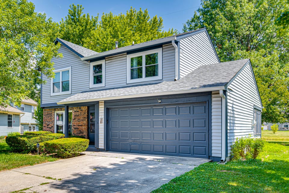 14 Mi to Lucas Oil Stadium: Fire Pit & Yard! House in Indianapolis