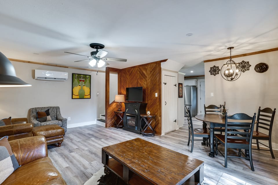 Pet-Friendly Granbury Home w/ Yard, Near Downtown! House in Granbury