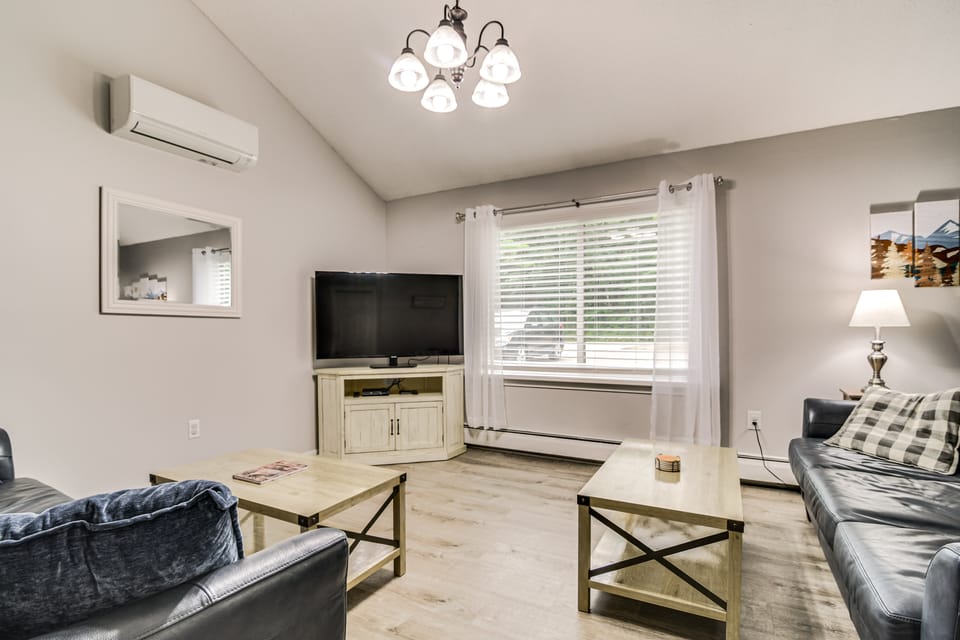 Resort Condo w/ Loft: 1 Mi to Attitash Mountain! Apartment in Bartlett