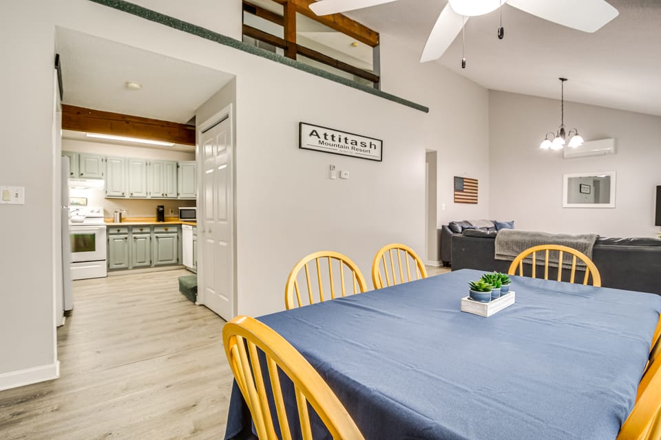 Resort Condo w/ Loft: 1 Mi to Attitash Mountain! Apartment in Bartlett