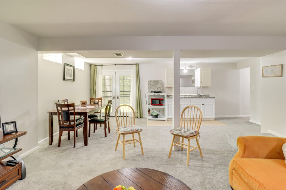 Pet-Friendly Studio in Bowie: 9 Mi to Six Flags Apartment in Bowie