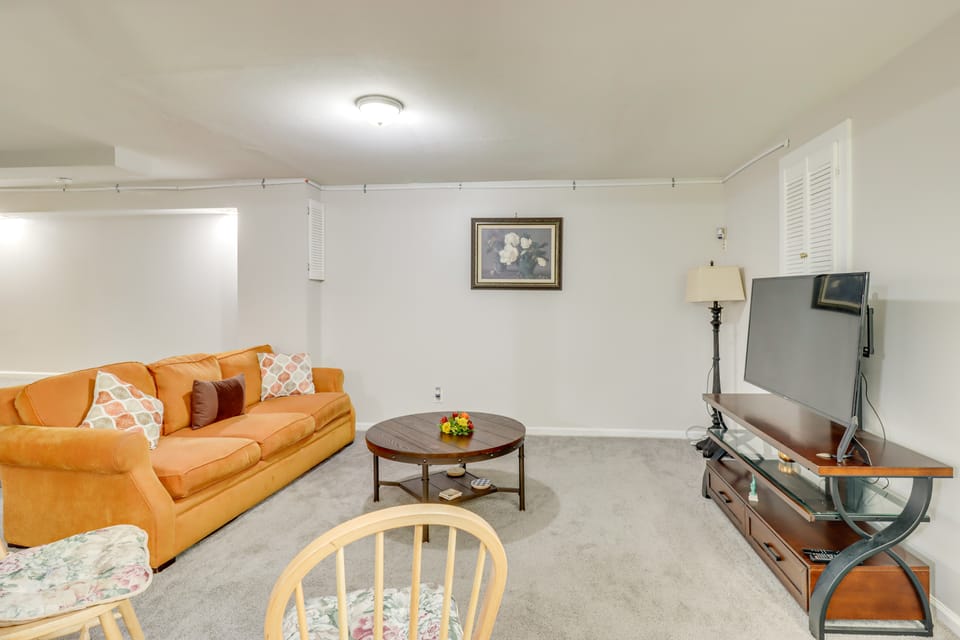 Pet-Friendly Studio in Bowie: 9 Mi to Six Flags Apartment in Bowie
