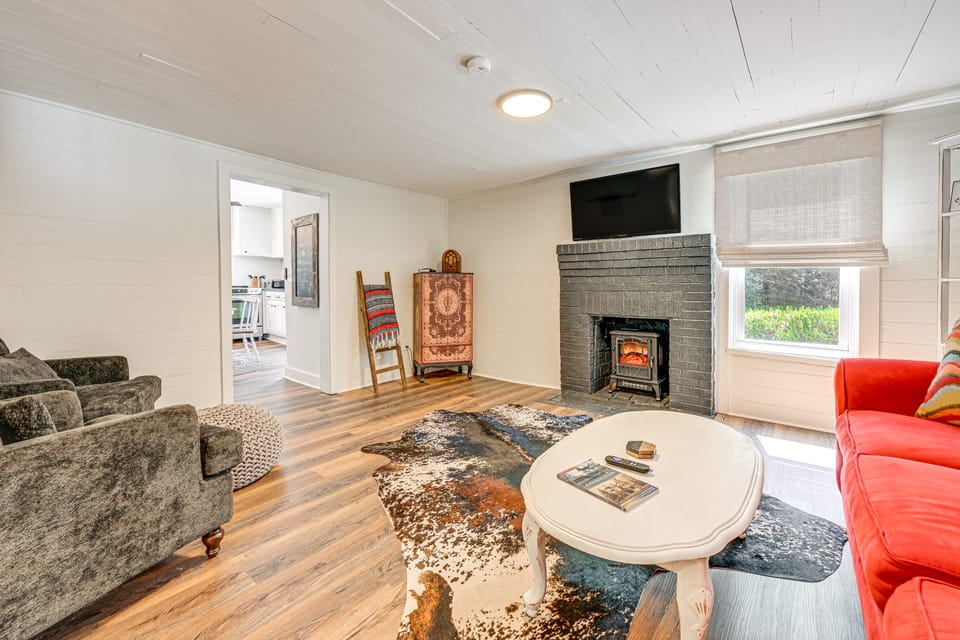 Cabin w/ Fire Pit - 7 Mi to Downtown Carrollton! House in Alabama