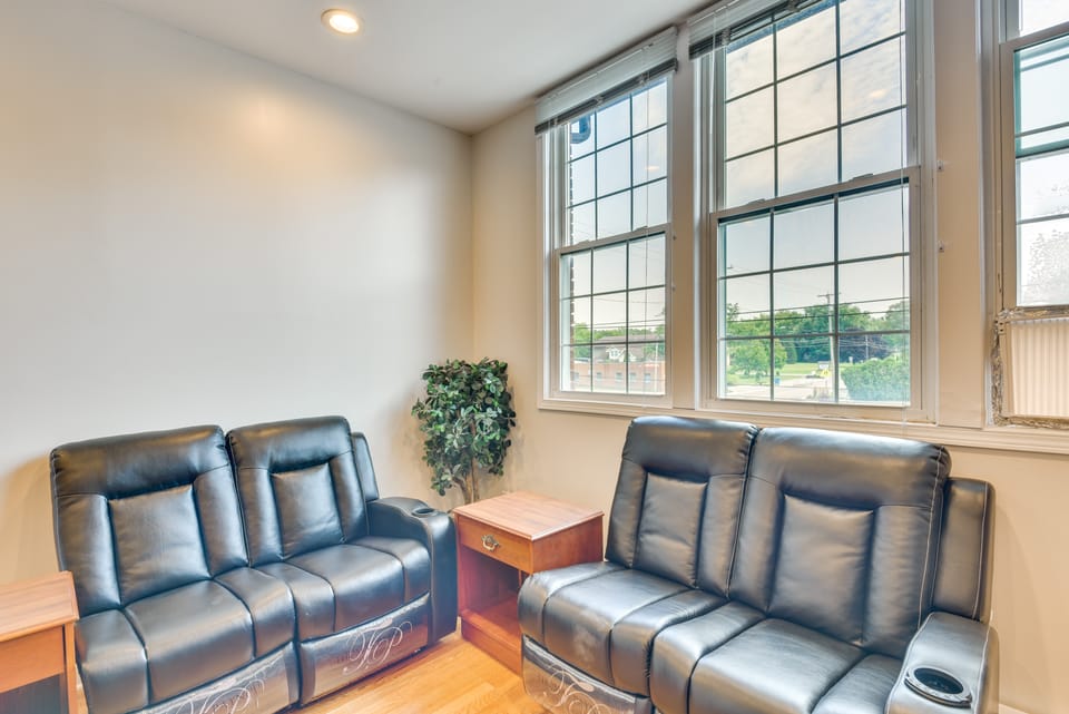 Cozy Couples’ Getaway < 2 Mi to Lake Michigan! Apartment in Sawyer