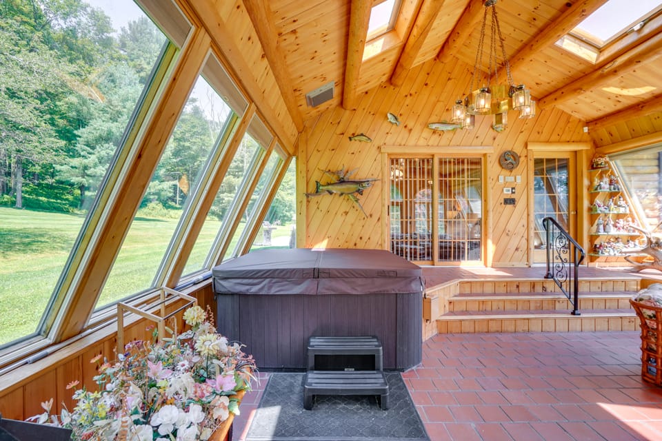 Pond & Hot Tub! Airy Hudson Valley Escape House in Berkshires