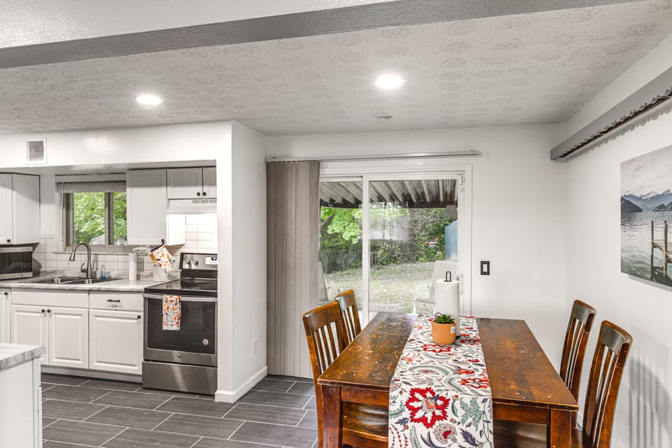 4 Mi to MetroParks Ice Rink: Pet-Friendly Getaway House in Dayton