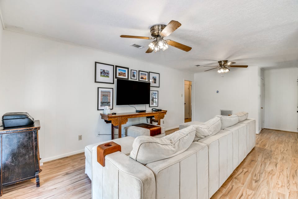 2 Mi to Kyle Field: Bryan Home w/ Fenced Yard House in College Station