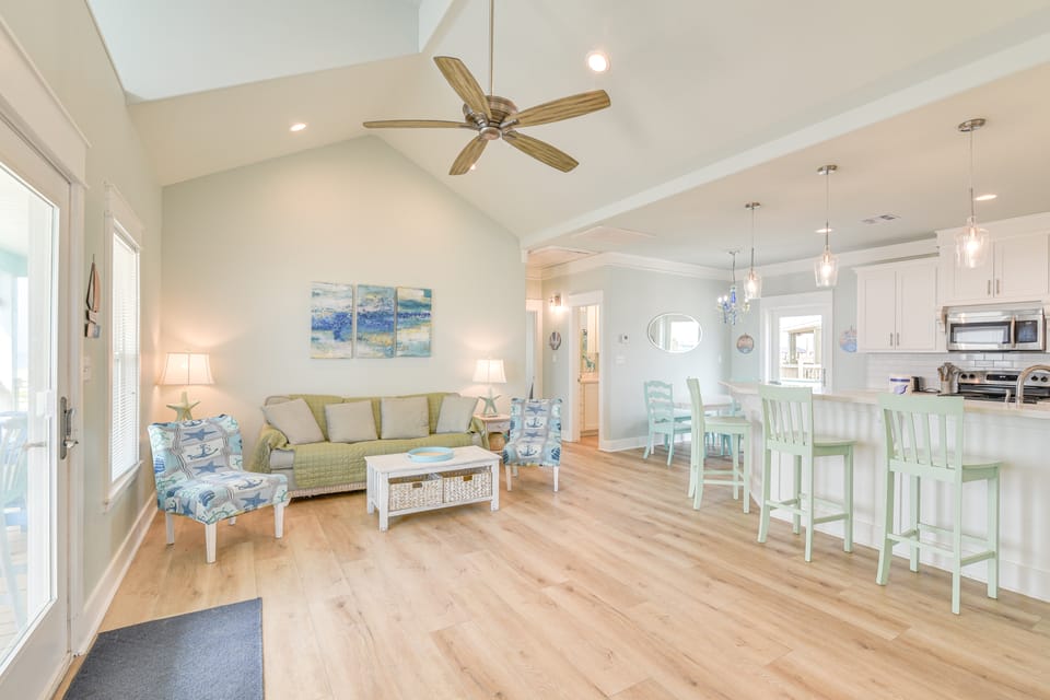Hot Tub, Beach Access! Bay-View Gilchrist Retreat House in Bolivar Peninsula