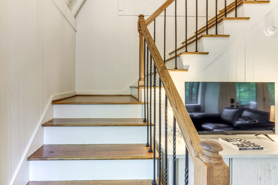 Family-Friendly Dadeville Cabin w/ Hot Tub & Porch House in Lake Martin