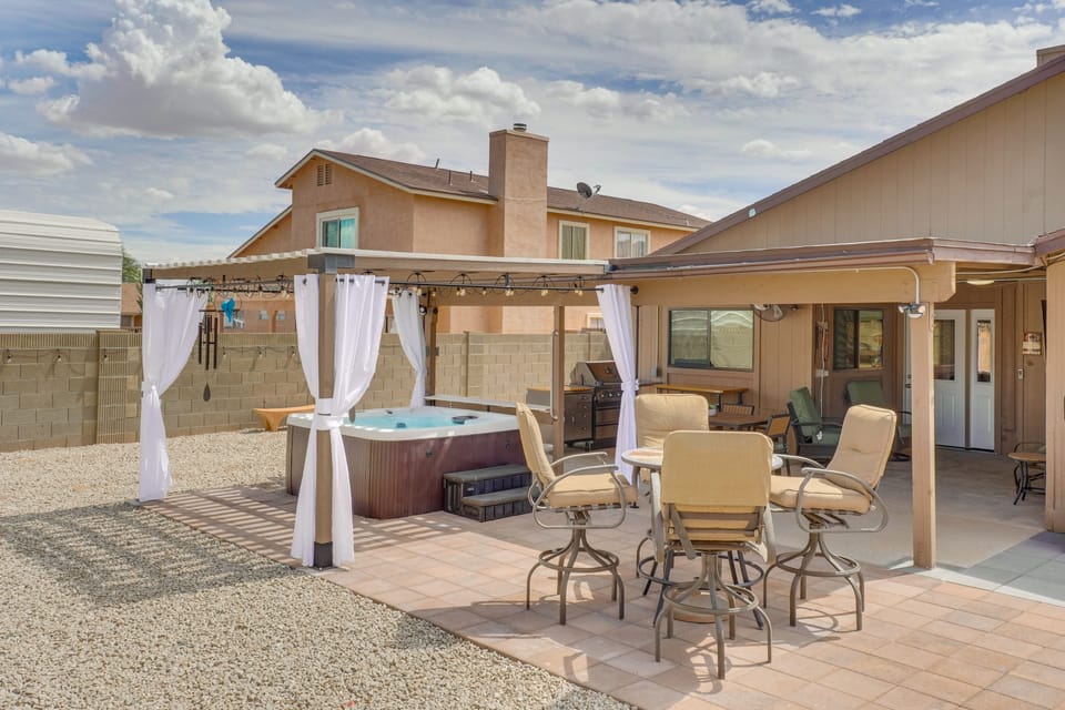 Roomy Tucson Home w/ Hot Tub & Pickleball Court! House in Tucson