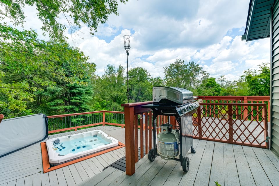 Blacksburg Hideaway w/ Hot Tub ~ 5 Mi to Campus! House in West Virginia