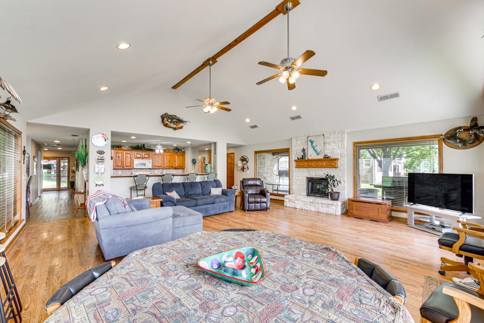 ‘Rhodes Retreat’ w/ Dock on Cedar Creek Lake! House in Cedar Creek Reservoir