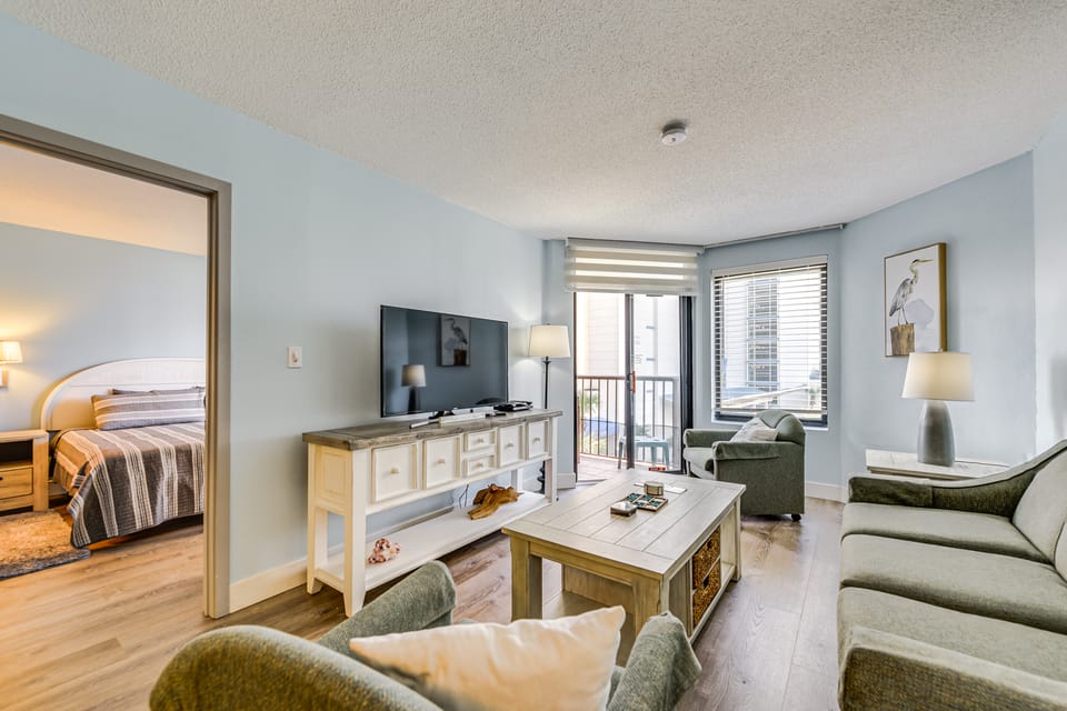 Ocean Access & Resort Perks: Myrtle Beach Condo Apartment in Myrtle Beach