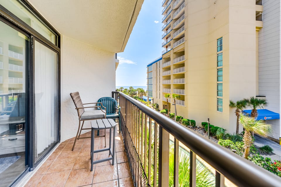 Ocean Access & Resort Perks: Myrtle Beach Condo Apartment in Myrtle Beach